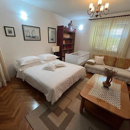 Apartman Mladenka Supetar Eksteriør billede