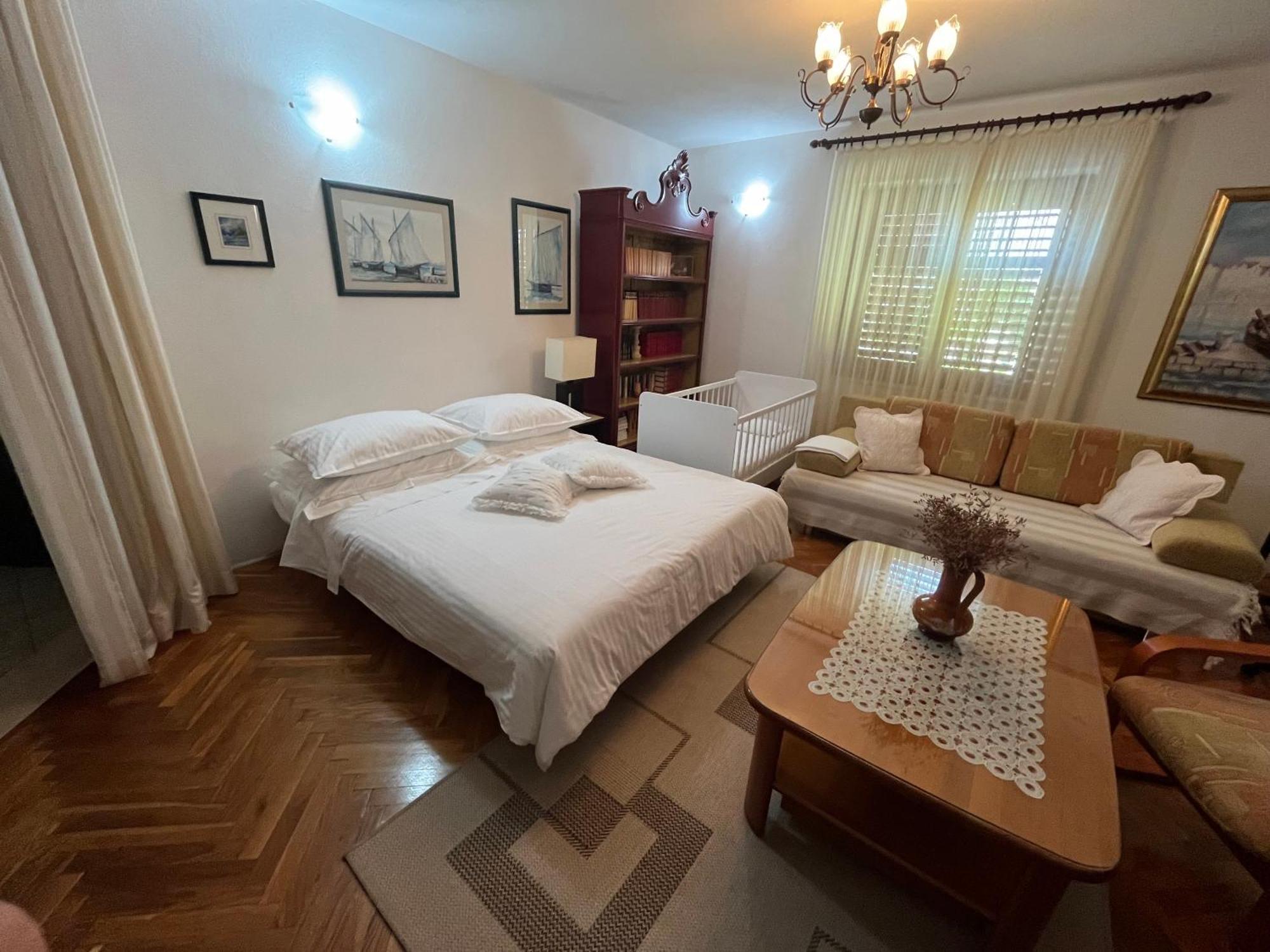 Apartman Mladenka Supetar Eksteriør billede